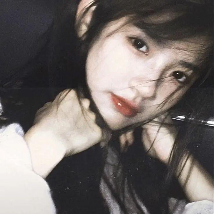 黑暗中的两个人